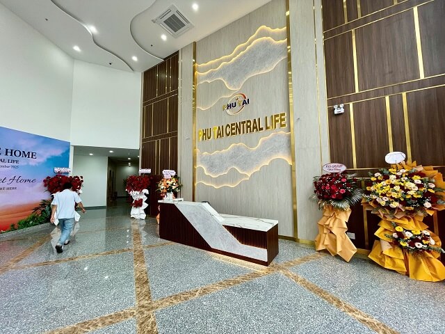 Hoa chúc mừng tại sảnh tầng 1 dự án Phú Tài Central Life